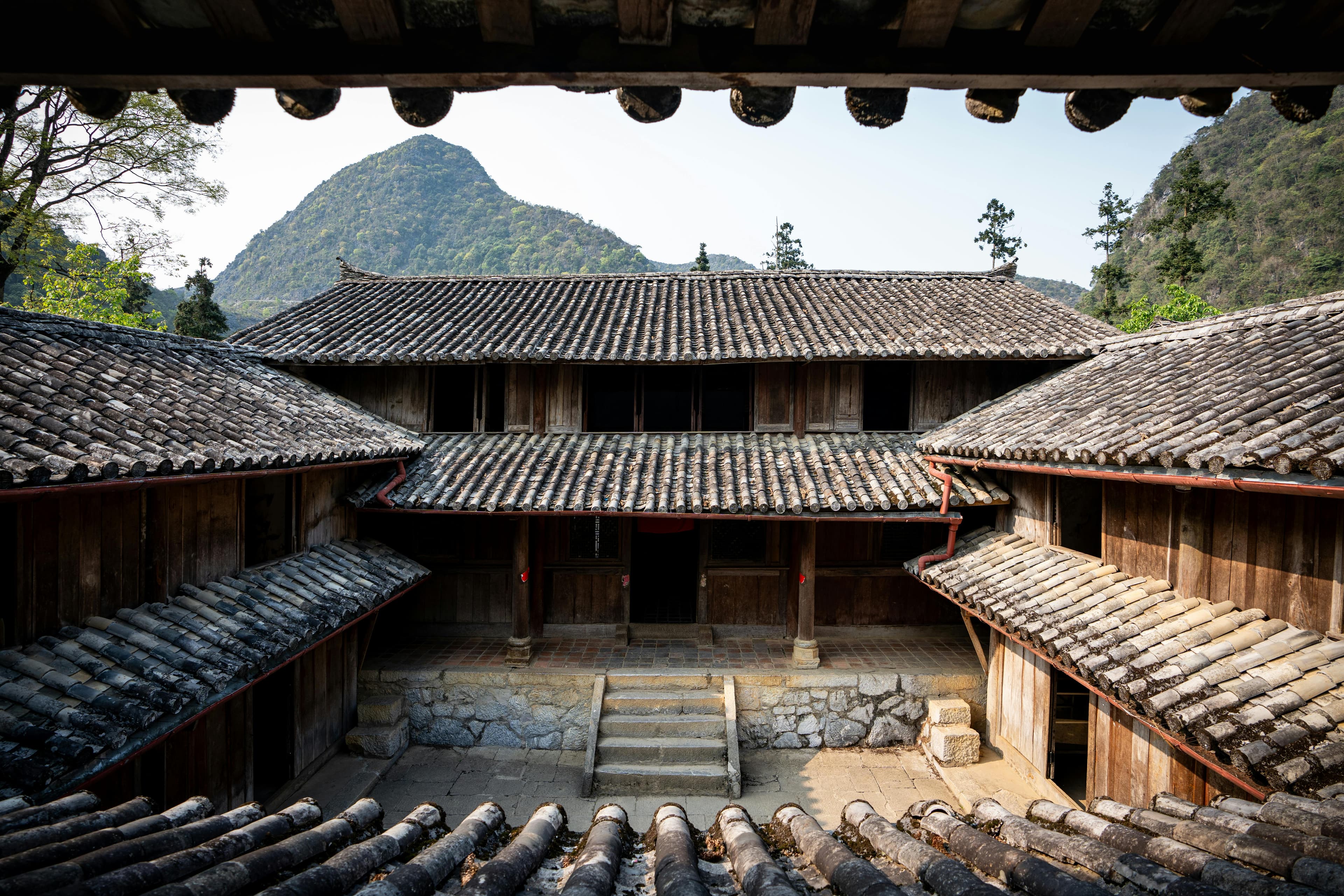 Rénover une toiture ancienne : matériaux, étapes et erreurs fréquentes