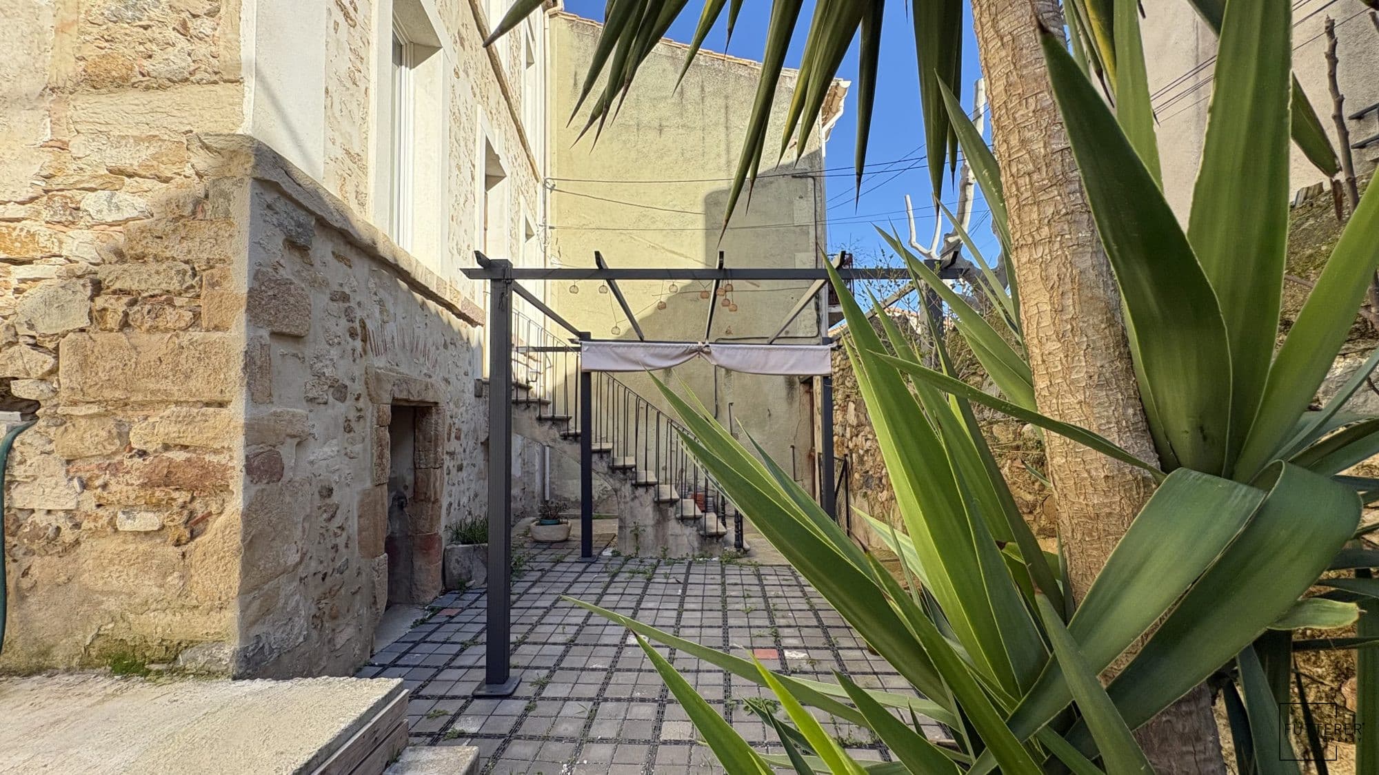 MAISON DE MAÎTRE AVEC JARDIN, GARAGE ET CAVE