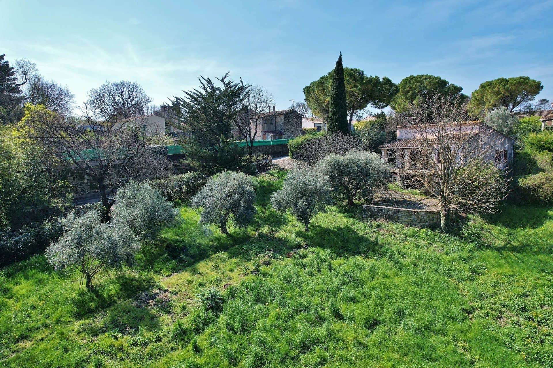 Fort potentiel ! terrain constructible de 2300m² avec maison à rafraichir proche d'Uzès