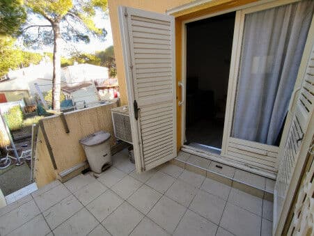 LE CAP D'AGDE: Au calme PINEDE 1er et dernier étage STUDIO /MEZZANINE avec terrasse et parking