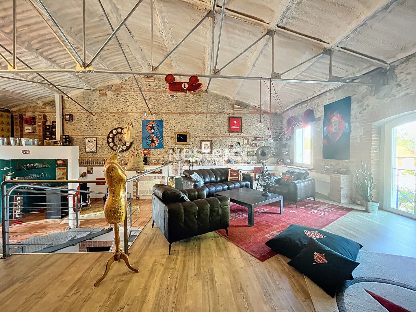 Bien immobilier à vendre à Saint Genis Des Fontaines 300m²